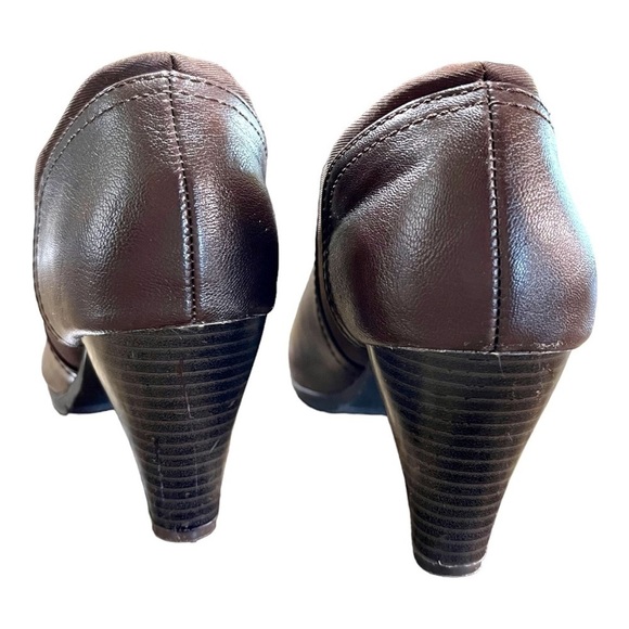 G. H. BASS & CO, BROWN ANKLE BOOTS WITH STRETCH FABRIC SIDES. SIZE 6 1/2M - Picture 2 of 6